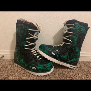 Limited edition Chris Grenier 32 snowboard boots.